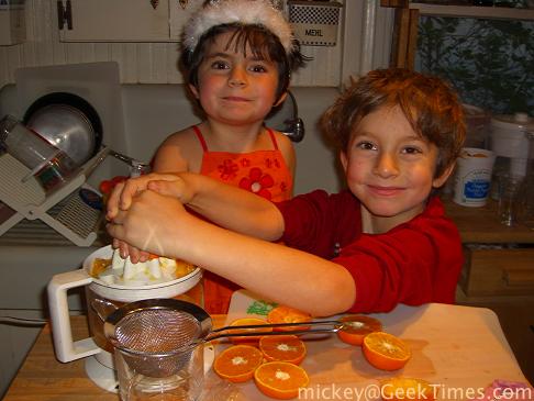 Lila & Isaac make orange juice