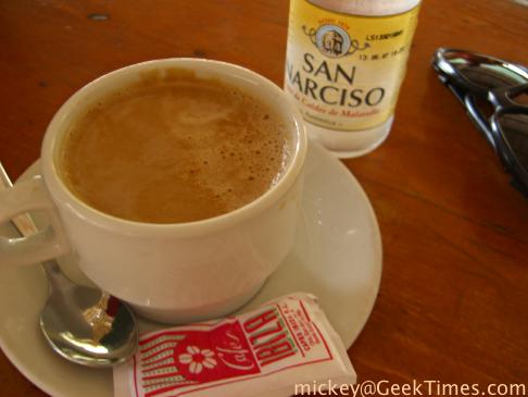 Cala Benirrás: caffe con leche y un agua con gas