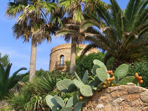 Cala Xarraca: castle-like mansion overlooking