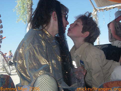 Burning Man 2006: Rose & Isaac make art car kissy-face