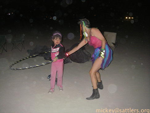Burning Man 2007: Lila hula-hoops