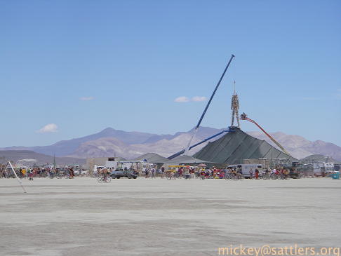 Burning Man 2007: the Man #2 is raised!