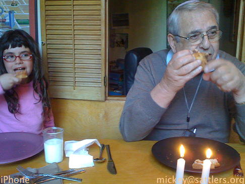 Dziadziu & Lila eat pizza
